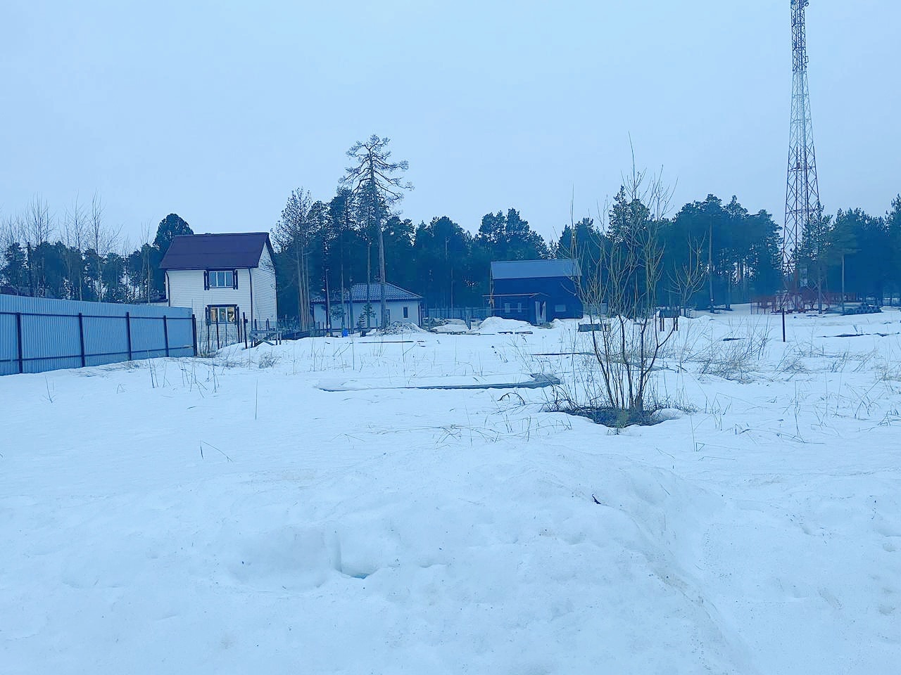 Продам участок под строительство загородного дома ДНТ Тихое.
 Участок 7,5 соток, на участке залит фундамент для строительства дома (10х10), закопан септик 5 м3. Участок сухой, ровный. 
ДНТ Тихое расположен всего в 20 минутах езды от Сургута. Вблизи пгт Барсово и п. Солнечный, где хорошо развита 
