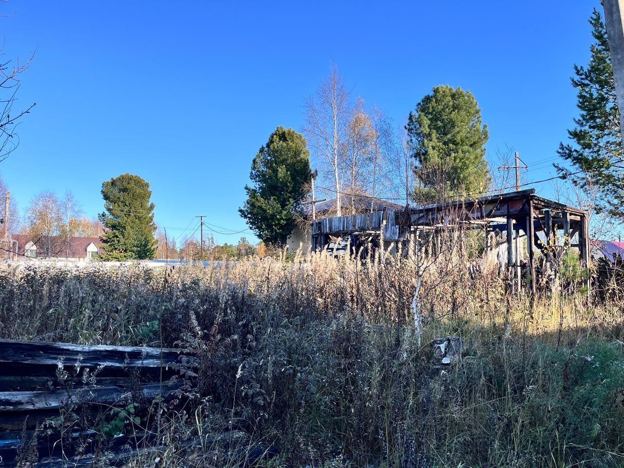 Продаётся земельный участок , с пропиской , (документы для прописки готовы) Земля в хорошем месте отсыпка не нуждается. Дом и участок в собственности. 