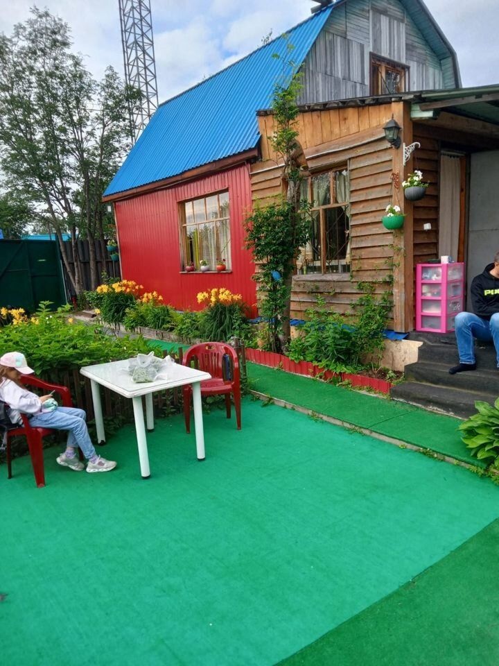 Продаётся замечательная дача в живописном месте рядом с посёлками Солнечный и Барсово в Мостовике-1. В кооперативе организован школьный автобус. Возит детей в школу посёлка Барсово. Меблированный дом, баня . На участке контейнер 5м3 металлический для хоз нужд, большой батут, теплица, курятник, сарай