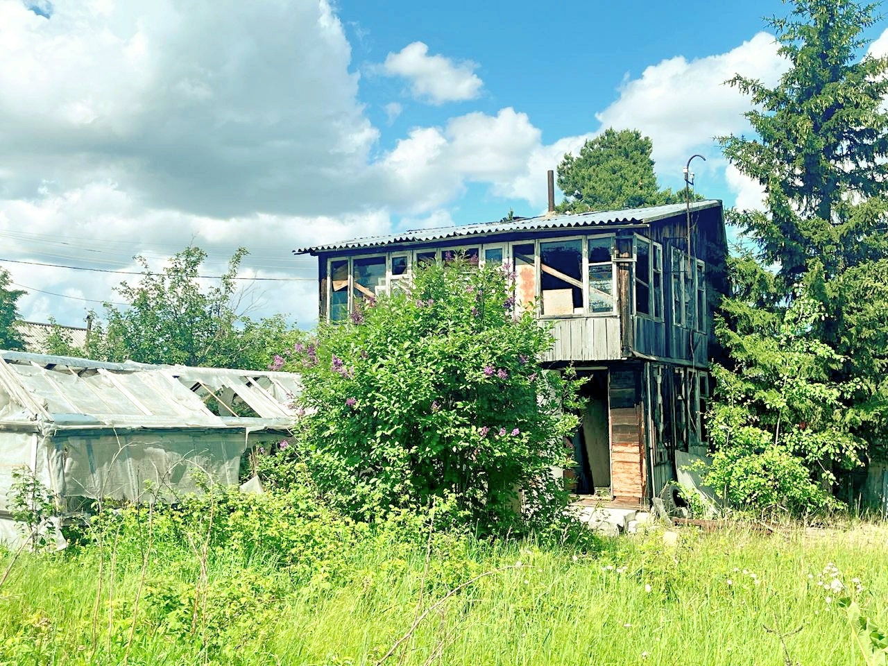 Продаётся дача в одном из самых востребованных кооперативов Крылья Сургута!
Преимуществом данного участка является удачное расположение, до остановки и магазинов 5 минут ходьбы. Супермаркет Магнит, аптека, множество хозяйственных магазинов. Рядом поселок Таежный, где выход на дорогу ведущую из Аэроп