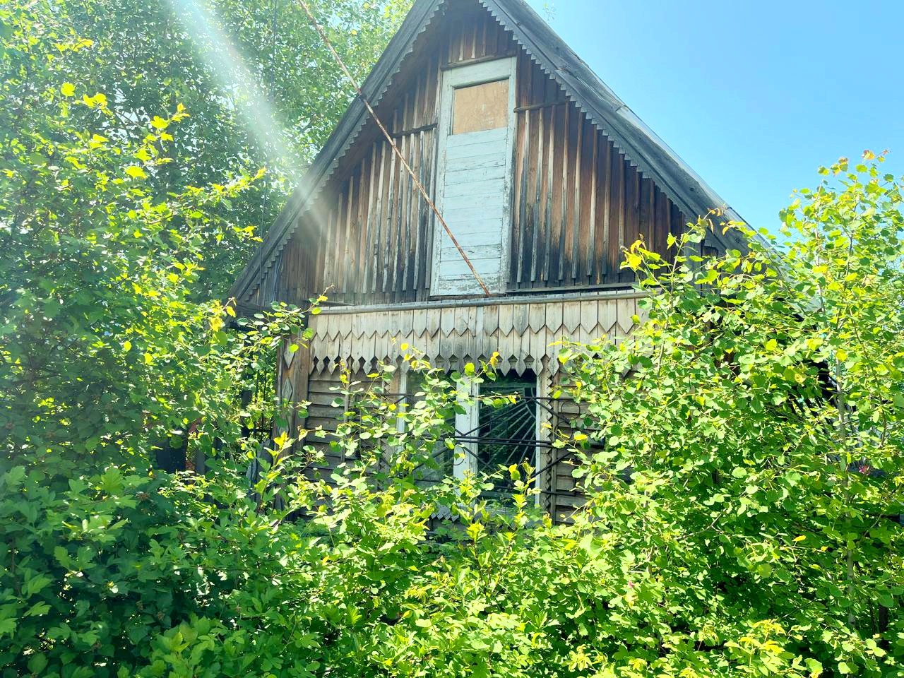 Продаётся дача в одном из самых востребованных кооперативов Крылья Сургута!
Преимуществом данного участка является удачное расположение, до остановки и магазинов 5 минут ходьбы. Супермаркет Магнит, аптека, множество хозяйственных магазинов. Рядом поселок Таежный, где выход на дорогу ведущую из Аэроп