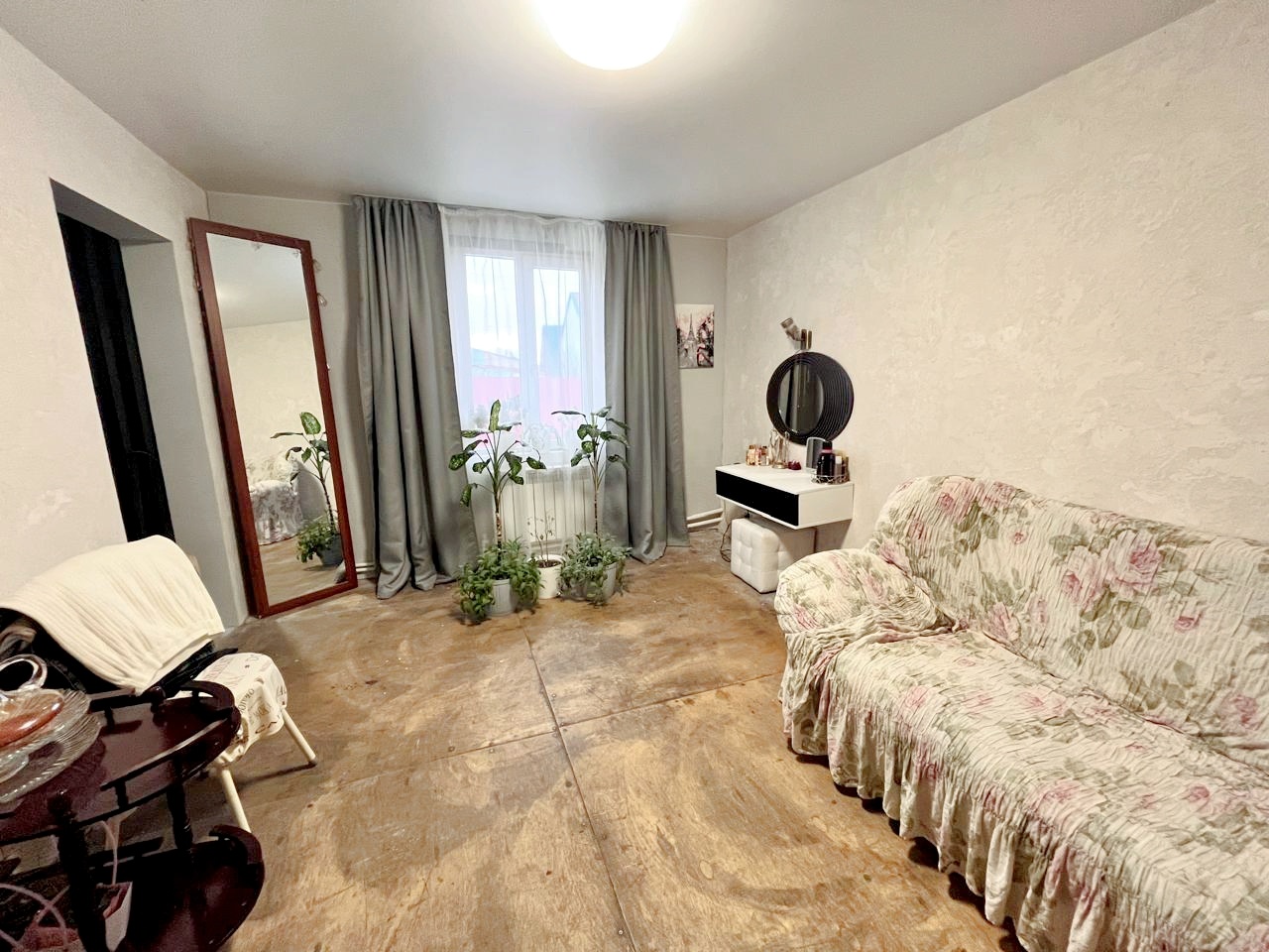 Продается загородный дом, для круглогодичного проживания в черте города ПСК «Искра».
Двухэтажный дом из сэндвич панелей, утеплен и обшит проф листом. К дому пристоен крытый гараж. Площадь первого этажа 150 м.кв.(просторная кухня гостиная, 4 комнаты, гардеробная, сан. узел, веранда), второй этаж манс