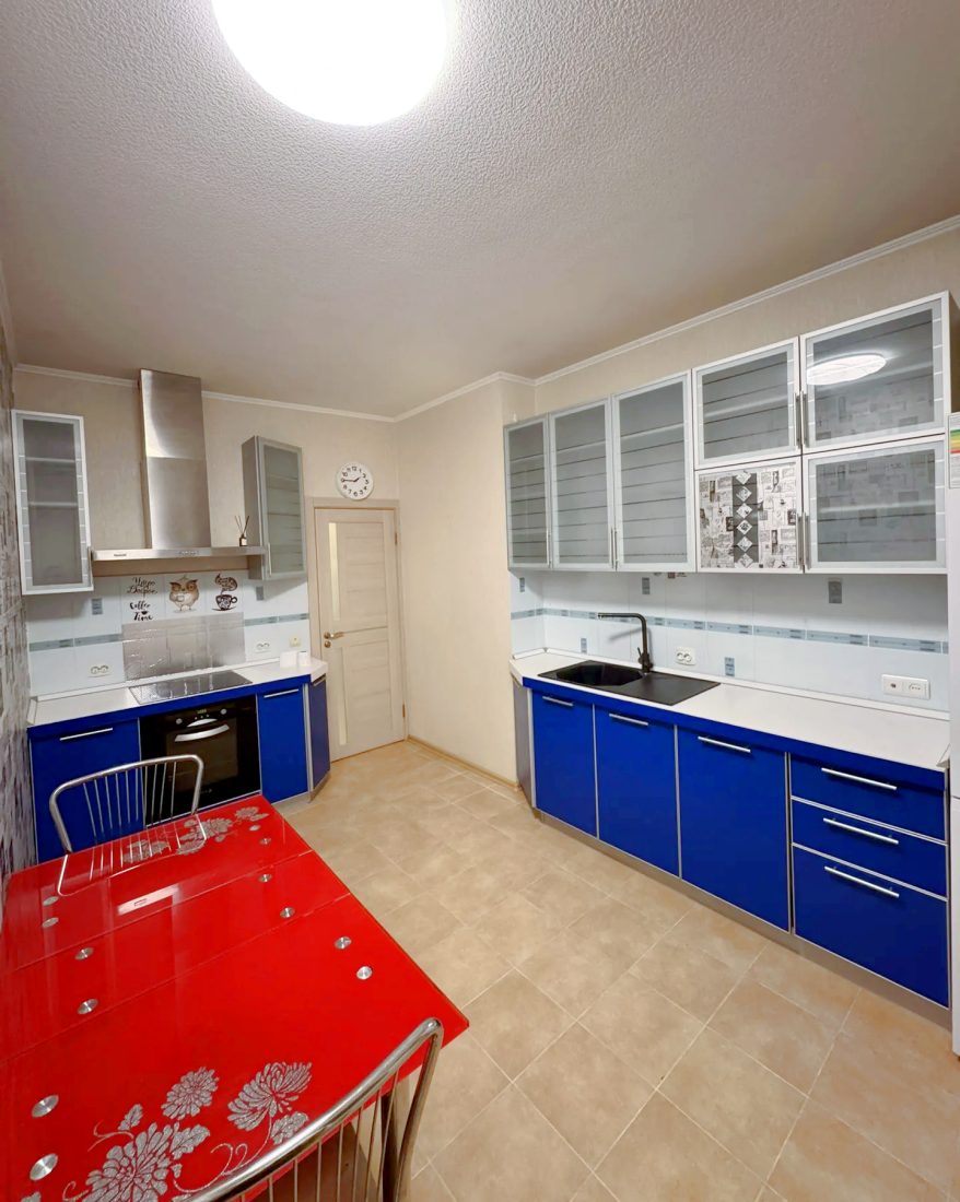 Продается уютная трехкомнатная квартира в самом центре города. Квартира с изолированными комнатами, на седьмом этаже девятиэтажного дома. Из окон открывается приятный вид на солнечную сторону, что обеспечивает хорошее естественное освещение. В квартире выполнен косметический ремонт. При продаже оста