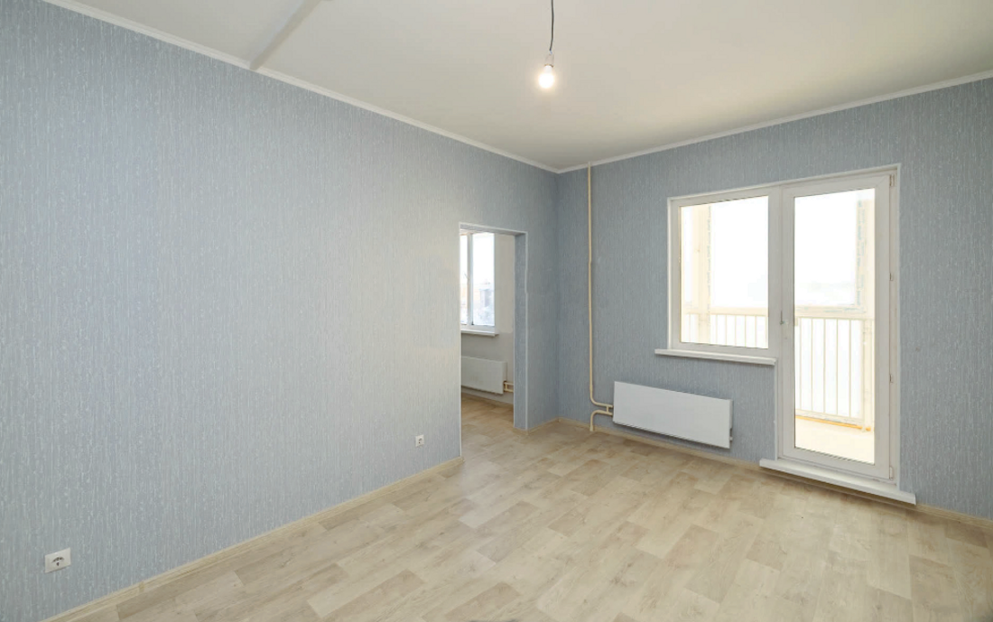 Продается уютная однокомнатная квартира с балконом на 15 этаже нового панельного дома 2025 года постройки. В квартире выполнен косметический ремонт, что позволяет сразу въехать и жить без дополнительных вложений. Просторная кухня площадью 15 м². Из окон открывается вид на улицу, добавляющий свет и с