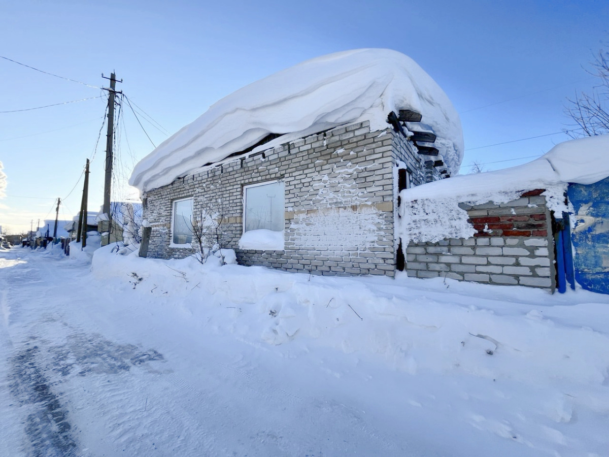 Продается дача в ПСК «Искра». Очень хорошее расположение, на Центральной улице, участок угловой. В кооперативе много проживающих на постоянной основе. Участок оформлен в собственность, отмежеван. Дом НЕ оформлен. Состояние дома видно по фото, нужно восстановление.