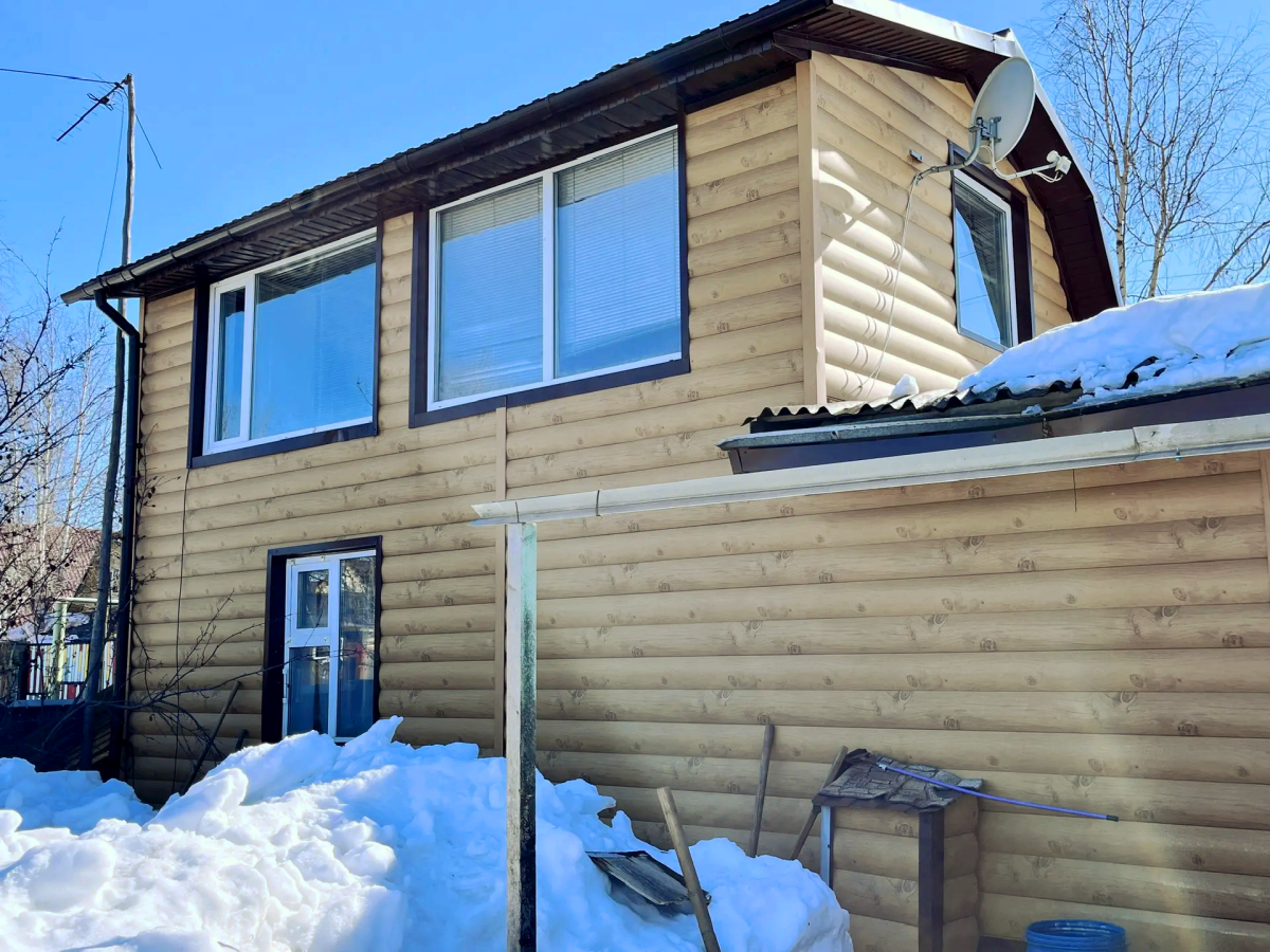 Продается уютный дом для круглогодичного проживания. Дом находится на третьей улице, в шаговой доступности магазины, аптека, автобусная остановка.
В доме на первом этаже: кухня, комната, сан. узел. На втором этаже спальня. Отопление печное и электрокотел, водоснабжение осуществляется через скважину 