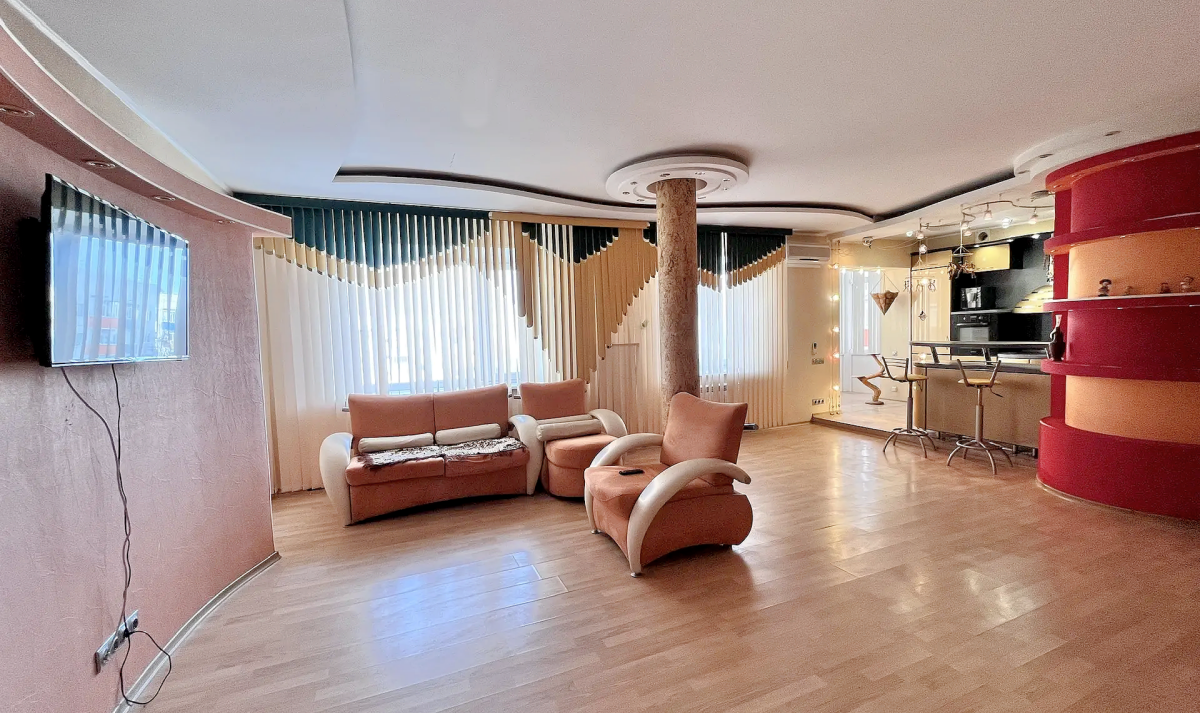 Продается просторная трехкомнатная квартира 88,7 м2 (ленпроект).
В квартире выполнена перепланировка из 4х комнатной квартиры. В результате перепланировки обустроены просторная кухня-гостиная и две спальни.
В квартире косметический ремонт. Кухня оснащена необходимой бытовой техникой. Окна выходят на