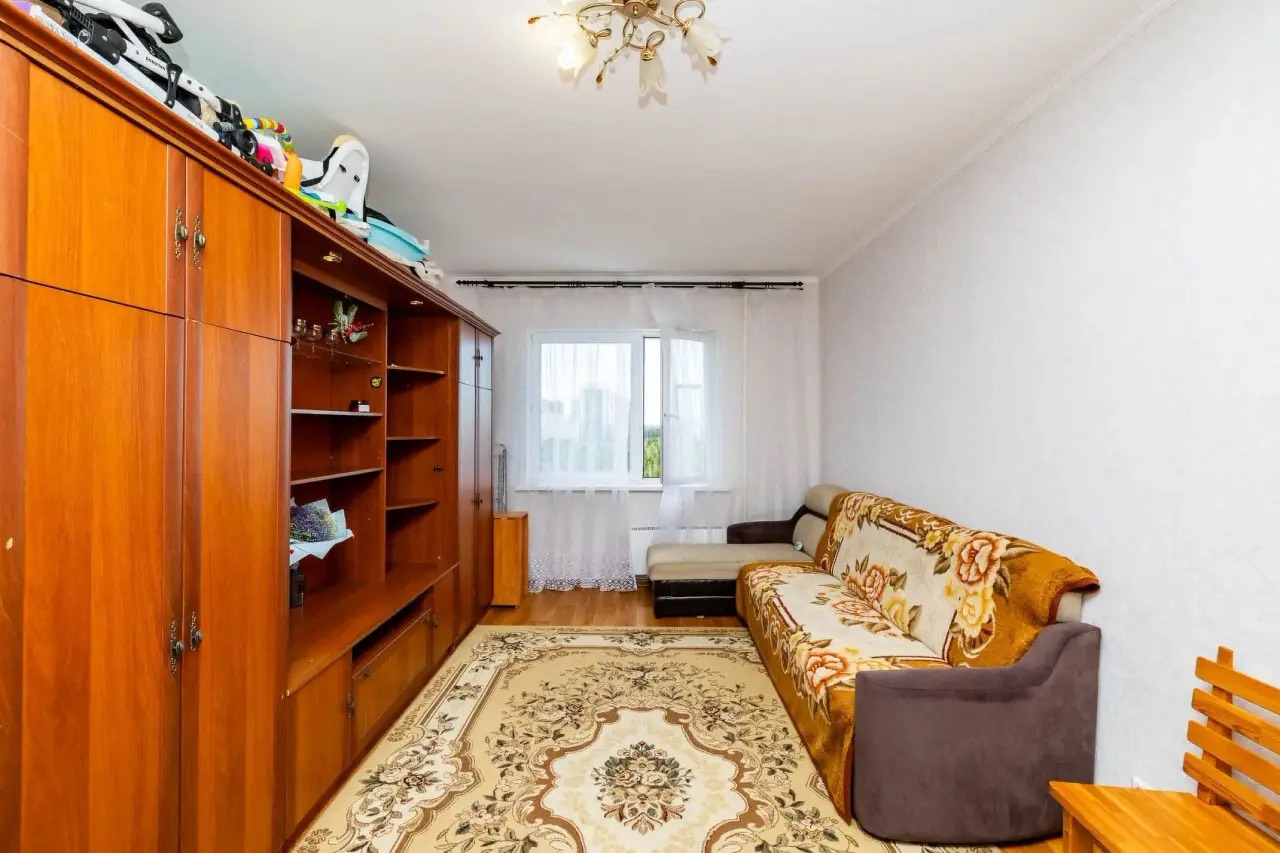 Продаётся просторная 2-комнатная квартира 72 м² с учётом балкона в активно развивающемся районе. Рядом — садик, школа, ТРЦ «Аура», новый «Крылов парк» и остановки общественного транспорта; во дворе есть детская площадка.

Выполнен косметический ремонт: выровнены стены и полы, постелен линолеум, сану