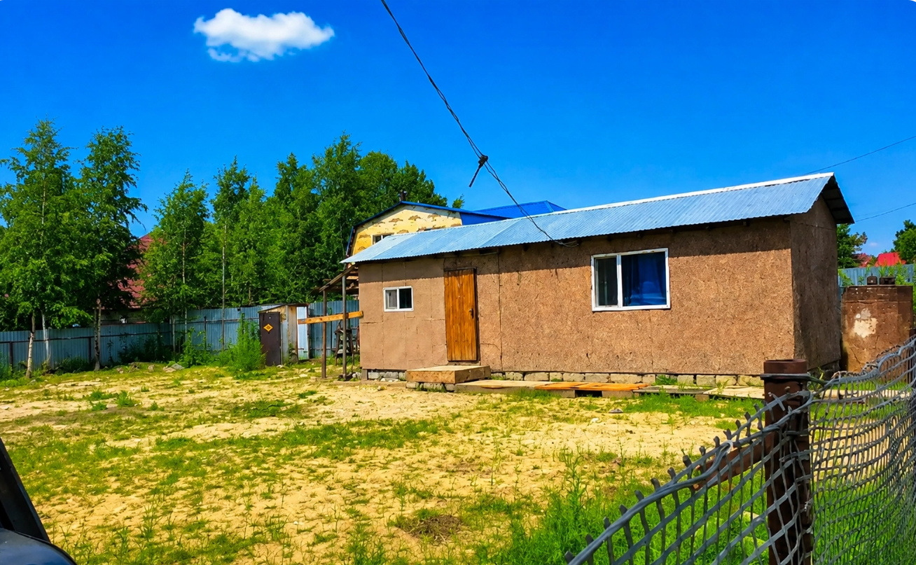 Продается земельный участок площадью 6 соток в СНТ, категория сельхозназначения, участок отсыпан и готов к использованию.
На участке расположен жилой дом размером 11 на 3 метра (33 кв.м), внутри обустроены две комнаты, душевая и кухня.
Дом пригоден для круглогодичного проживания — зимой и летом, эле