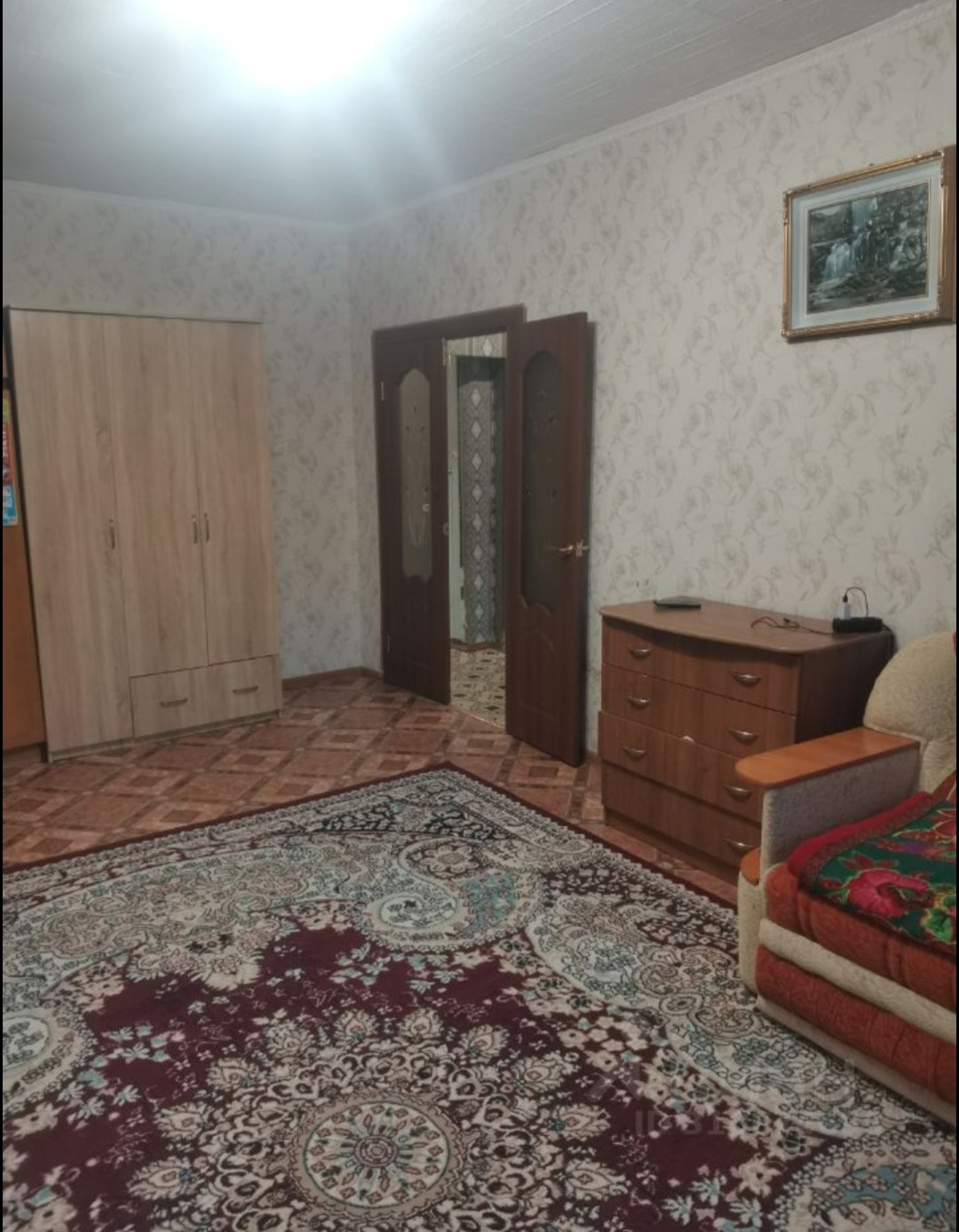 Продается светлая 3-комнатная квартира в центральном районе Сургута на проспекте Ленина, 65/3. Планировка изолированная, раздельный санузел, балкон с видом во двор и на улицу. Квартира расположена на 3-м этаже 5-этажного панельного дома 1976 года постройки (не аварийный), с центральным отоплением, ж